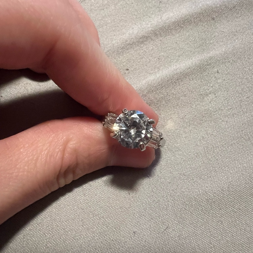 Elegant Silver Ring with Clear Gemstone
